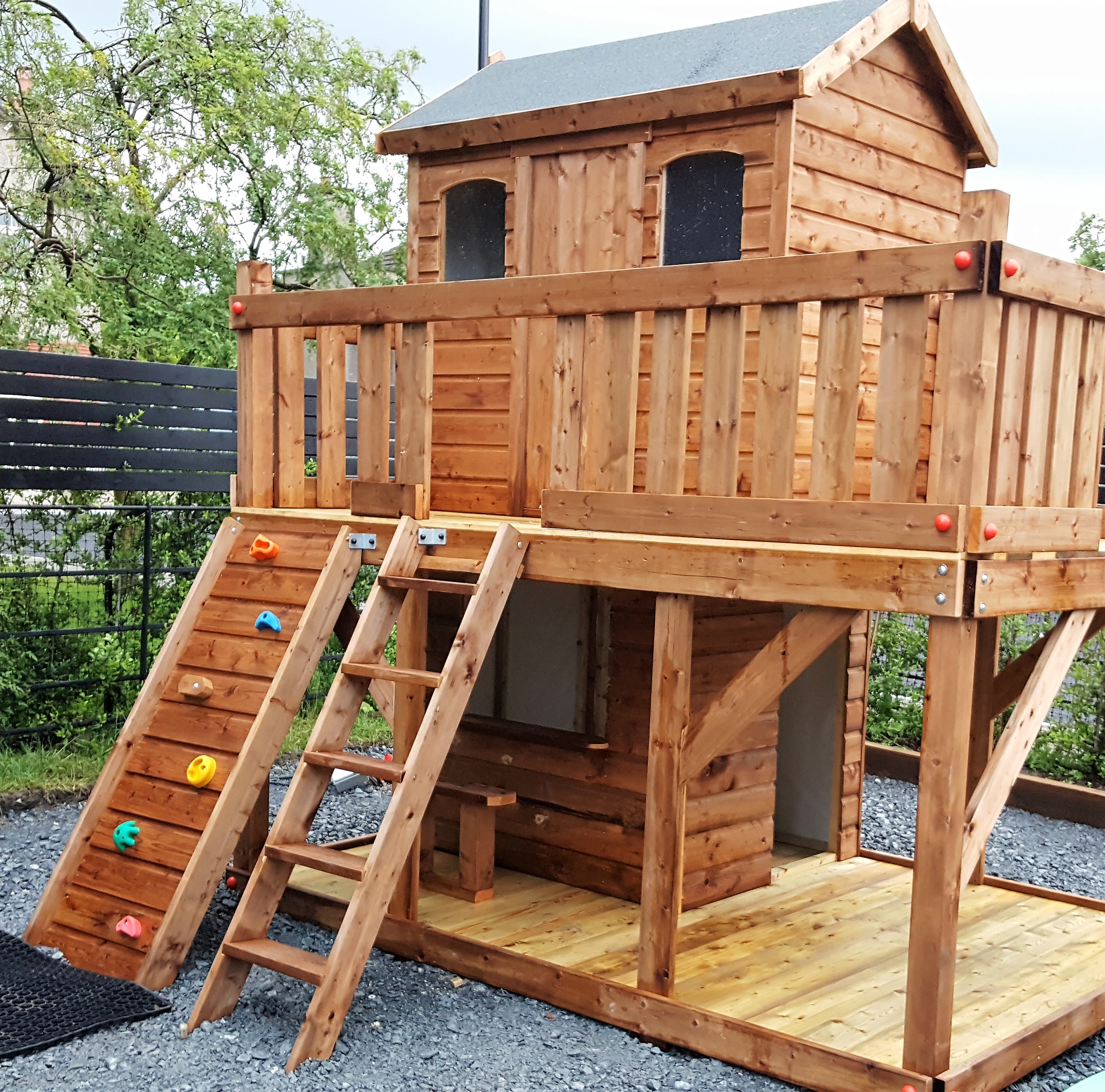New Ref 09 Tree house with large upper deck and shop
